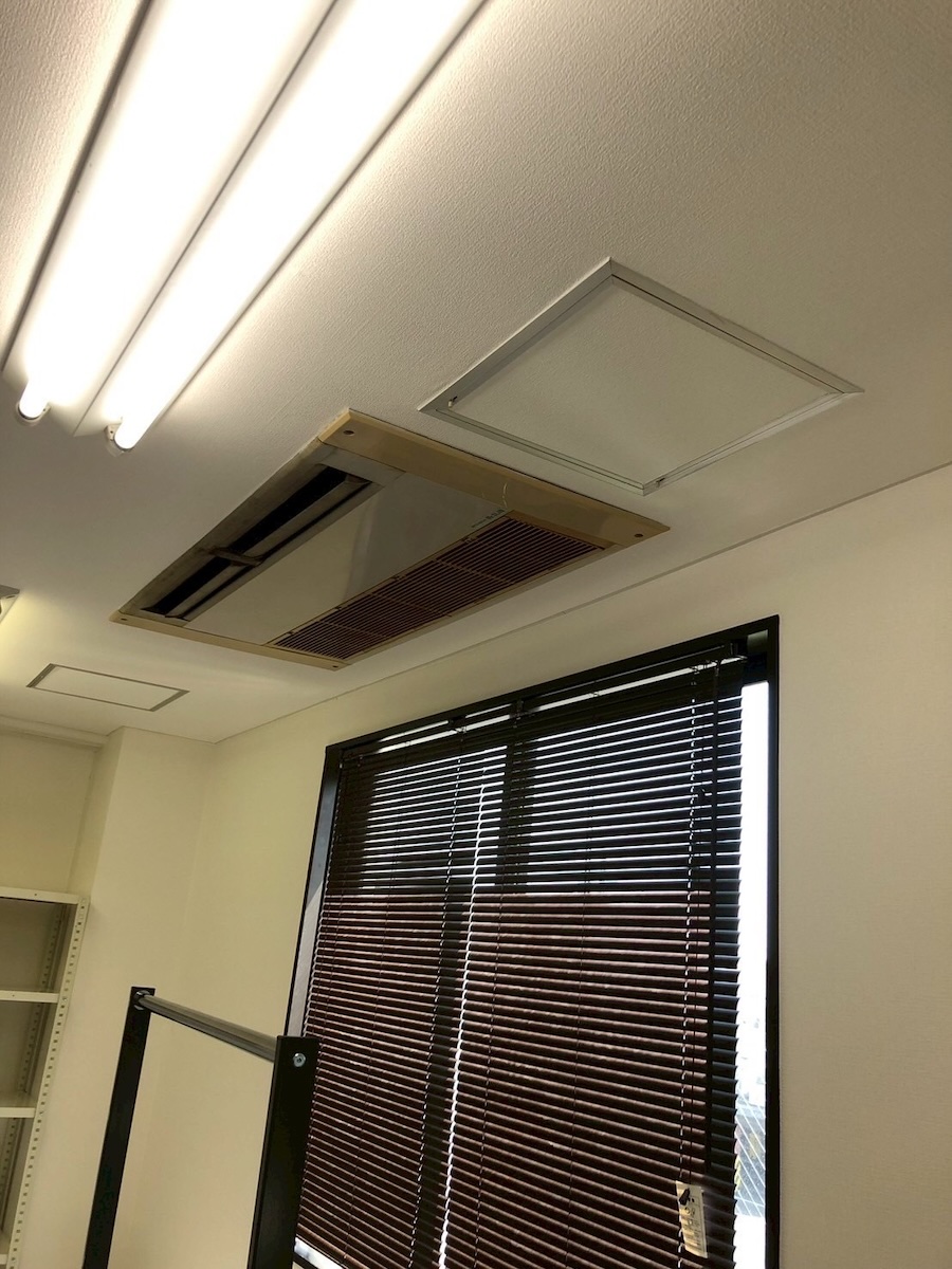 神奈川県茅ヶ崎市のビルに設置されていた三菱電機製天井埋込カセット形エアコン
