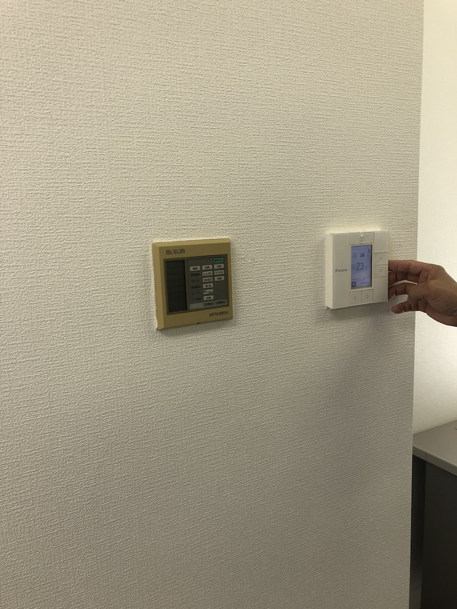 三菱電機製の既設リモコンとダイキン製の新しいワイヤードリモコン