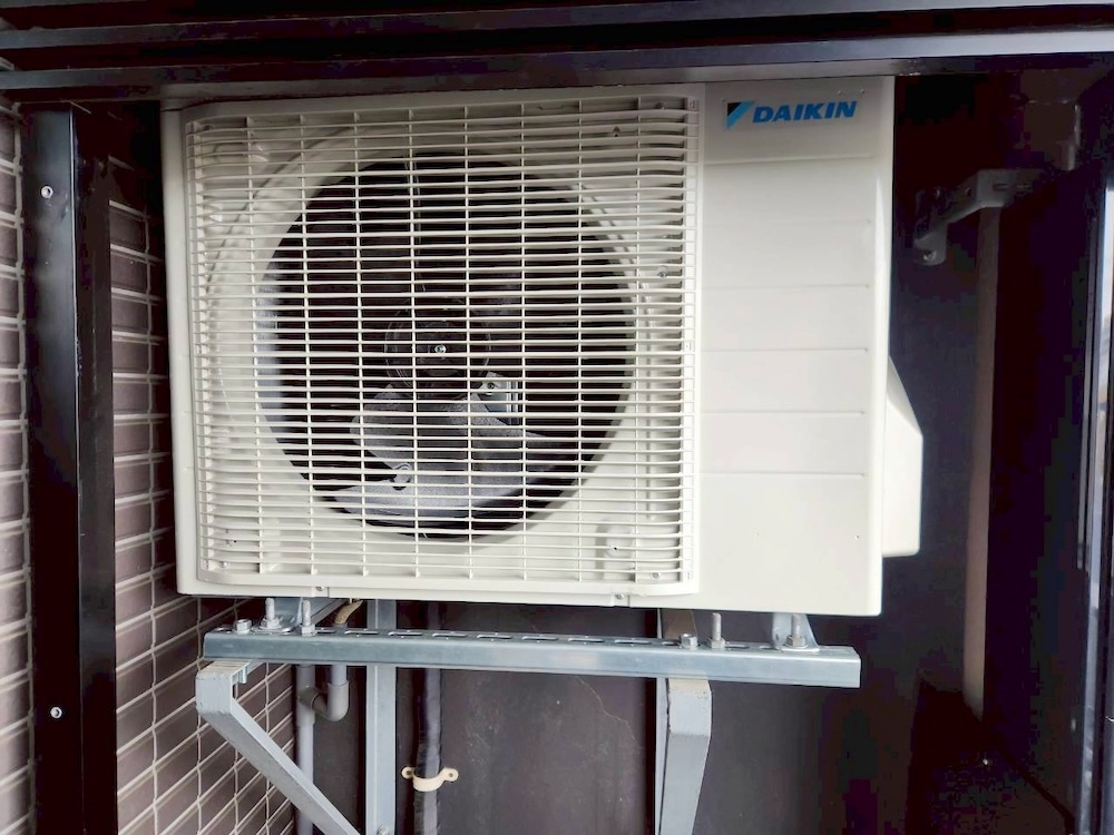 マンションのベランダに設置したダイキン製の新しい室外機