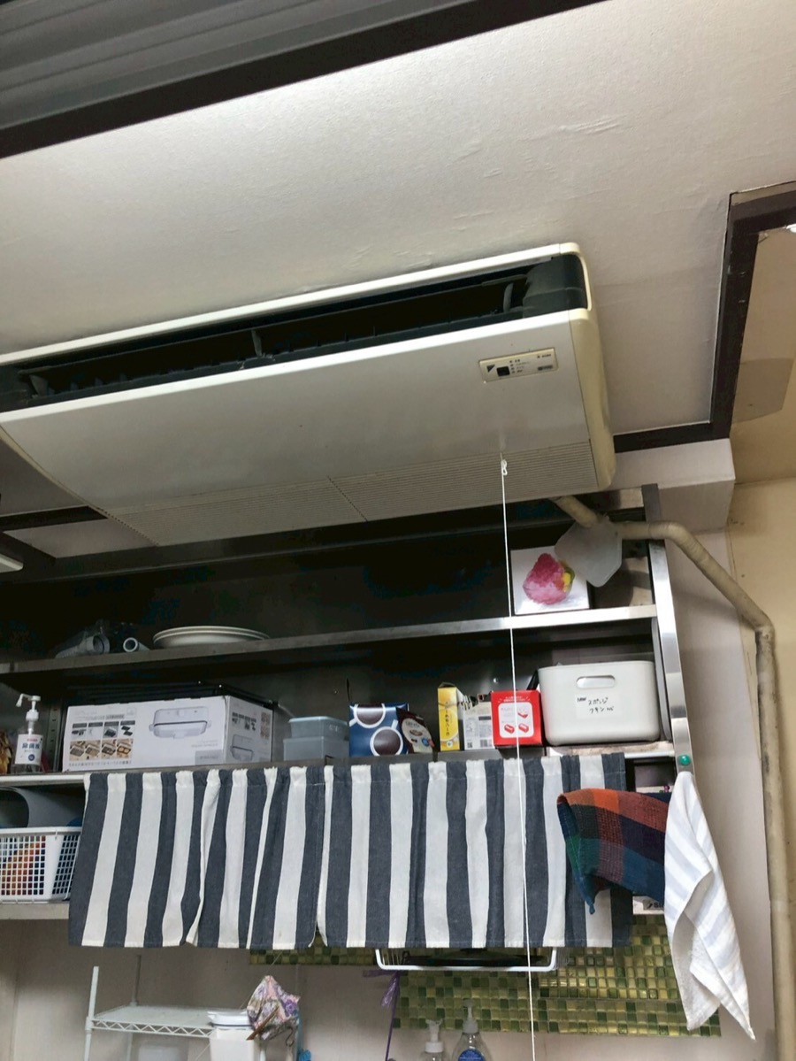神奈川県横浜市の保育園に設置されていたダイキン製天井吊形エアコン
