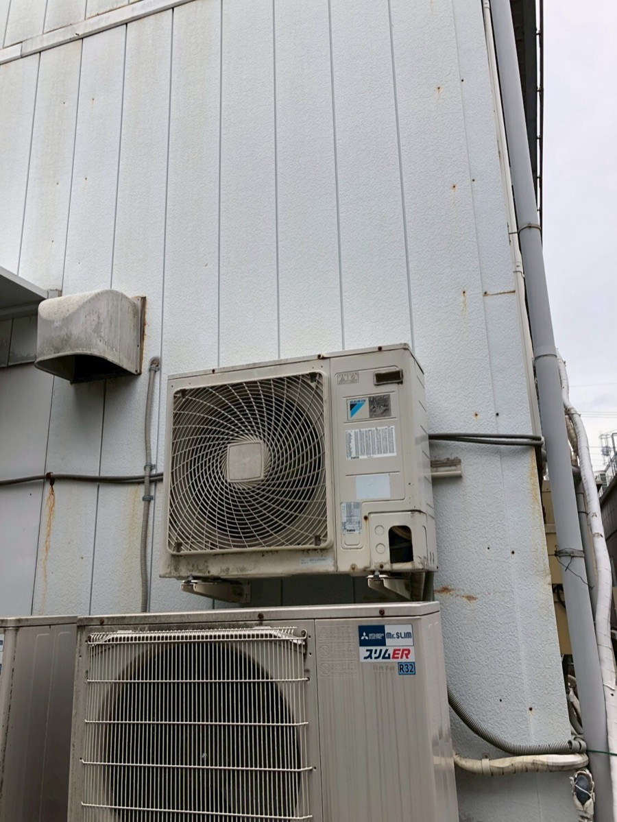 建物1階の壁面上段に設置されていた既設室外機