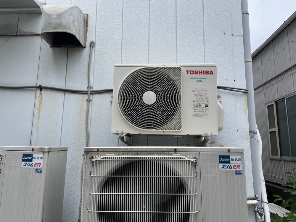 建物1階の壁面上段に設置した東芝製の新しい室外機