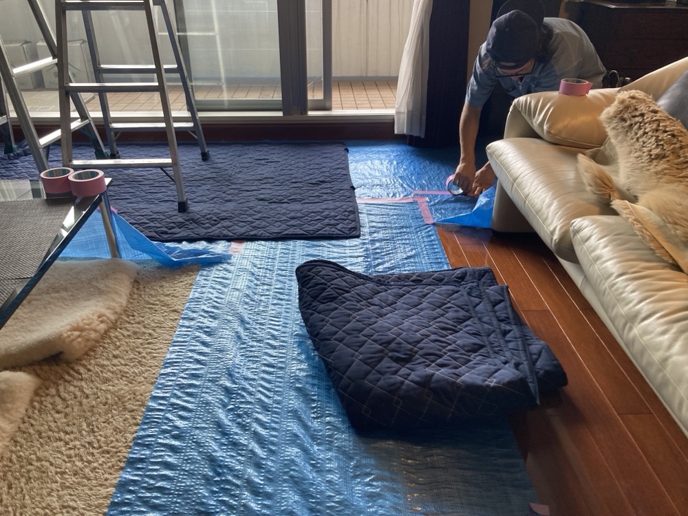 室内の家具や床を保護するため養生を行っている様子