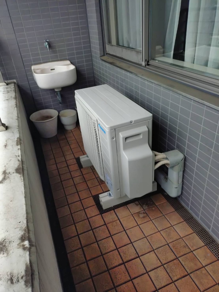ベランダに設置したダイキン製2台マルチエアコンの新しい室外機