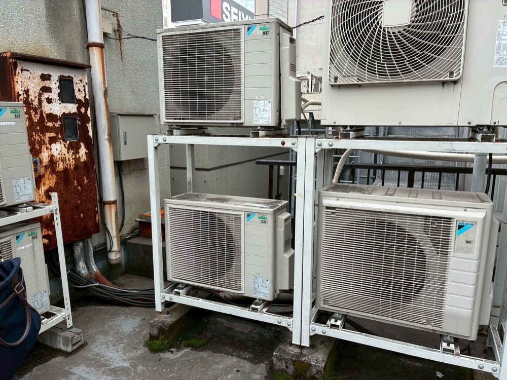 ビル屋上に設置されていた既設室外機