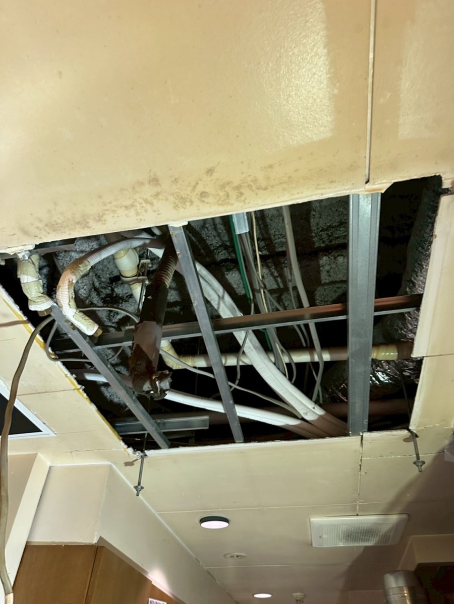 既設室内機を撤去した後の天井内と冷媒配管