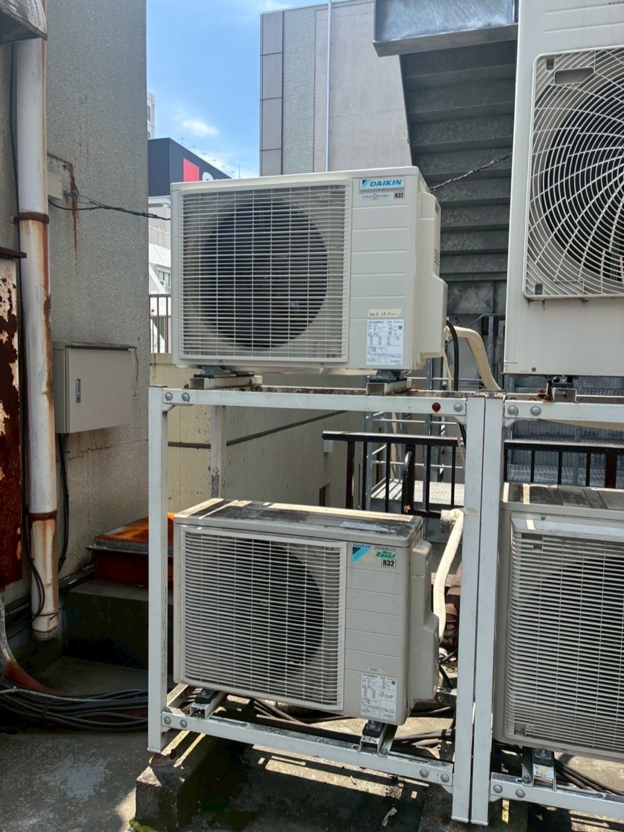 ビル屋上に設置したダイキン製の新しい室外機