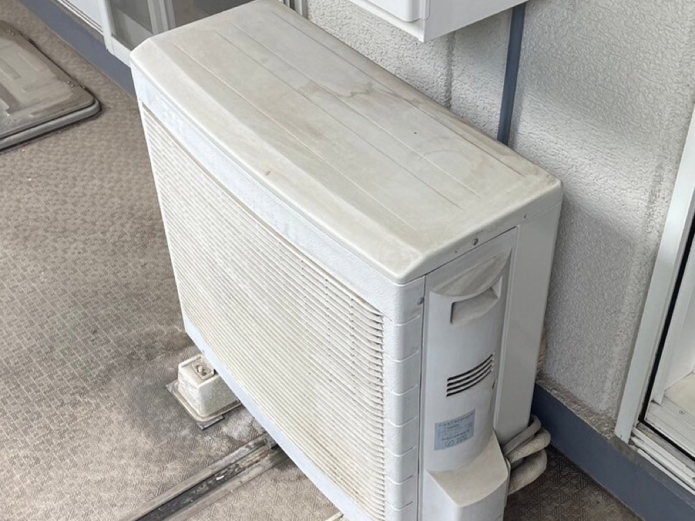 マンションのベランダに設置されていた既設室外機