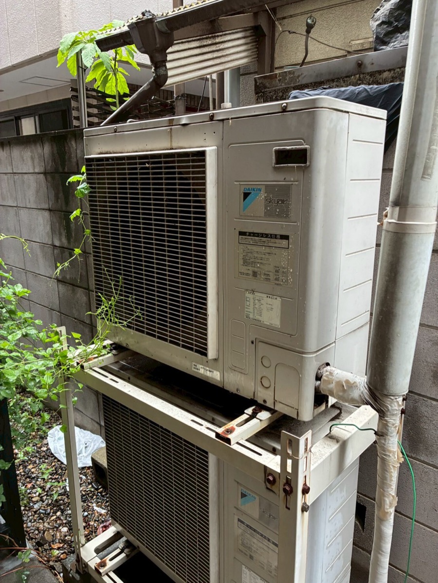 建物横の2段置き金具上段に設置されていた既設室外機
