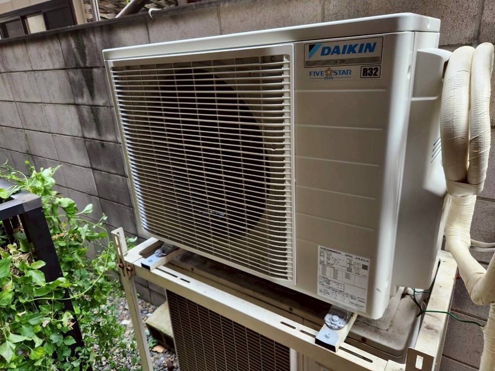 2段置き金具上段に設置したダイキン製の新しい室外機