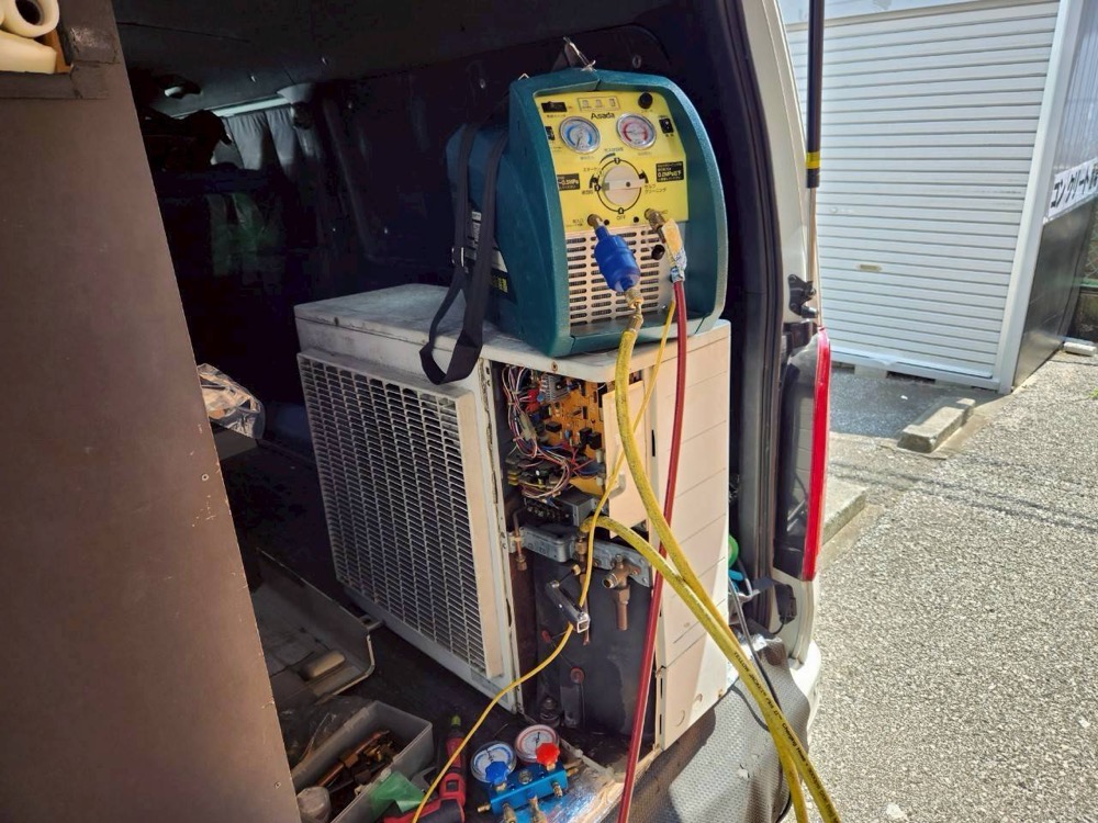 業務用エアコンの既設冷媒を回収している作業