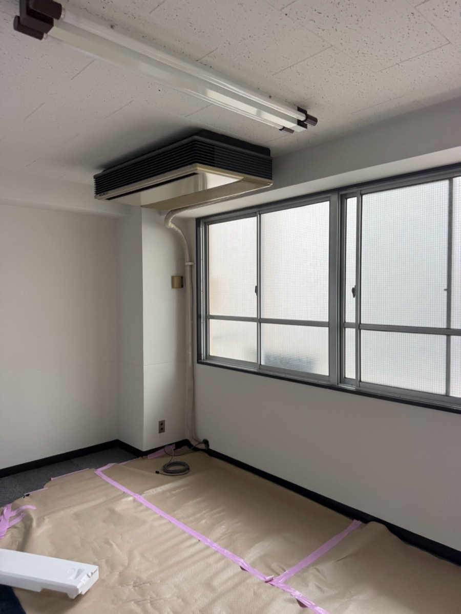 交換前の天井吊形業務用エアコン室内機