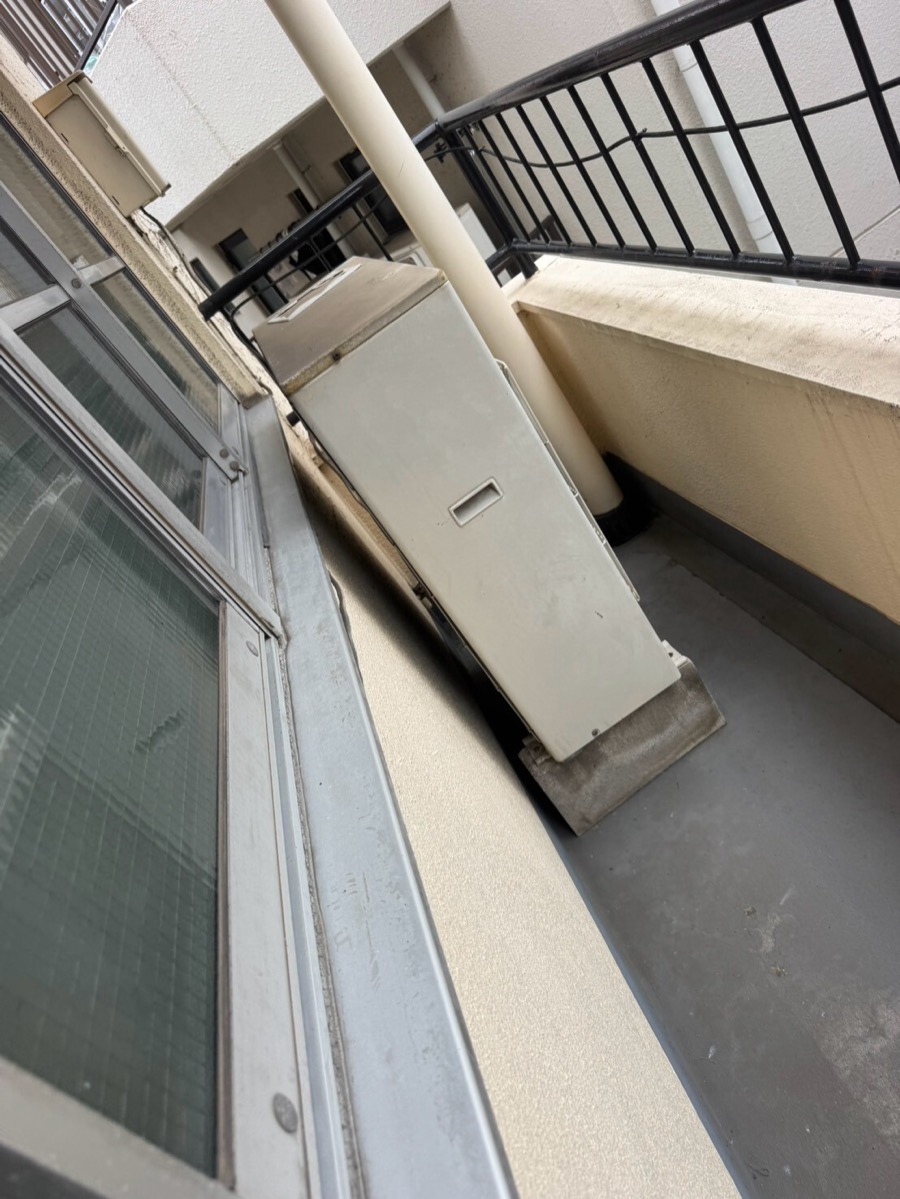 交換前の業務用エアコン室外機