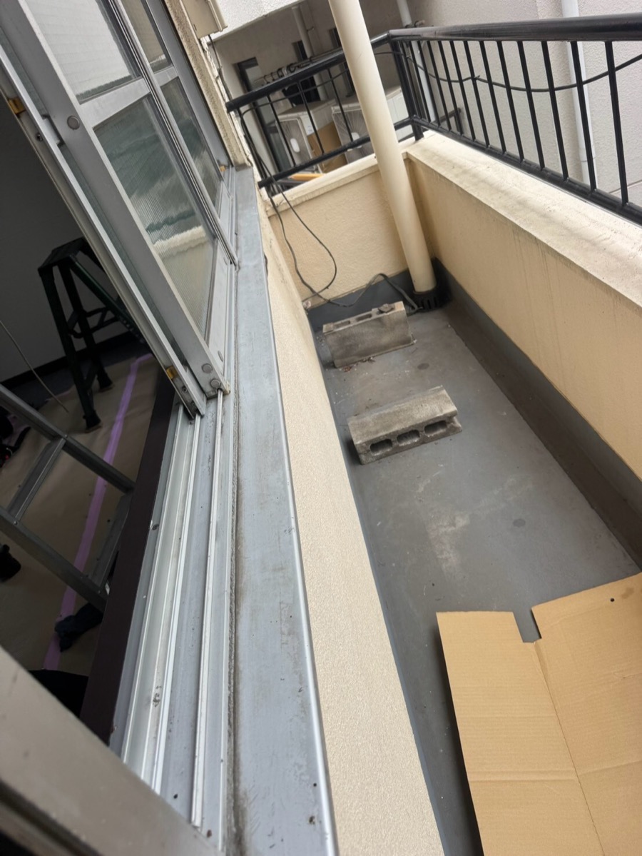 既設室外機を撤去したベランダ