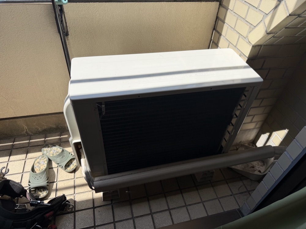 風向調整板を取り付けたダイキン製室外機