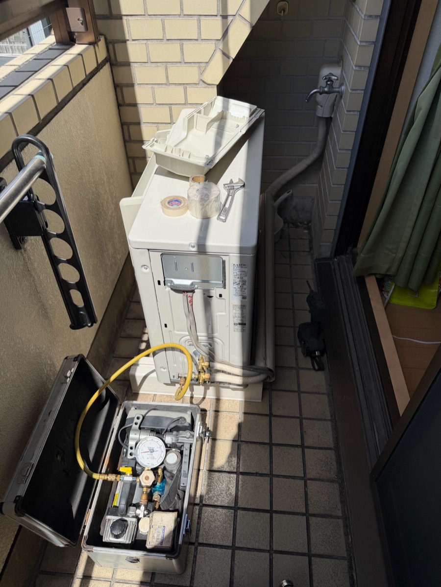 新設エアコンの真空引き作業