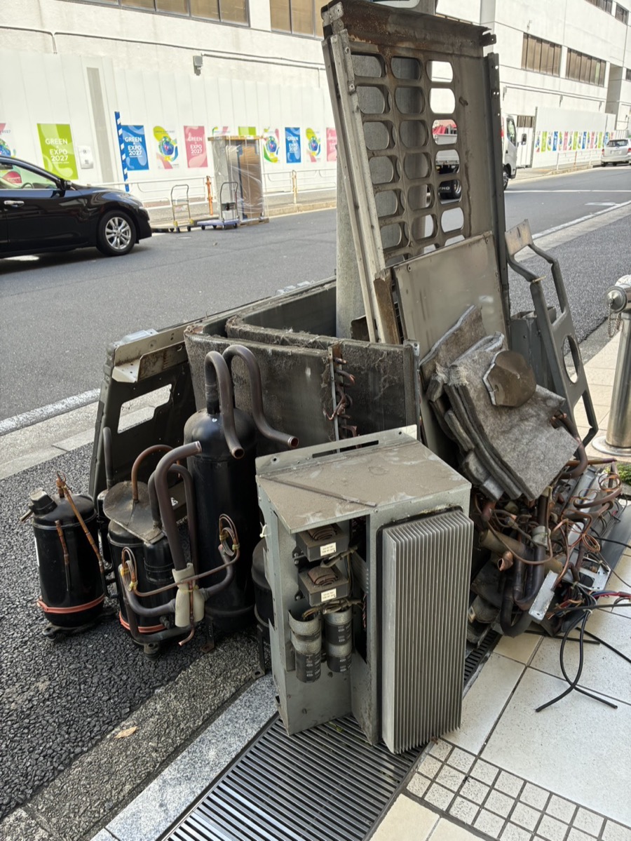 既設室外機を現地で解体した状態