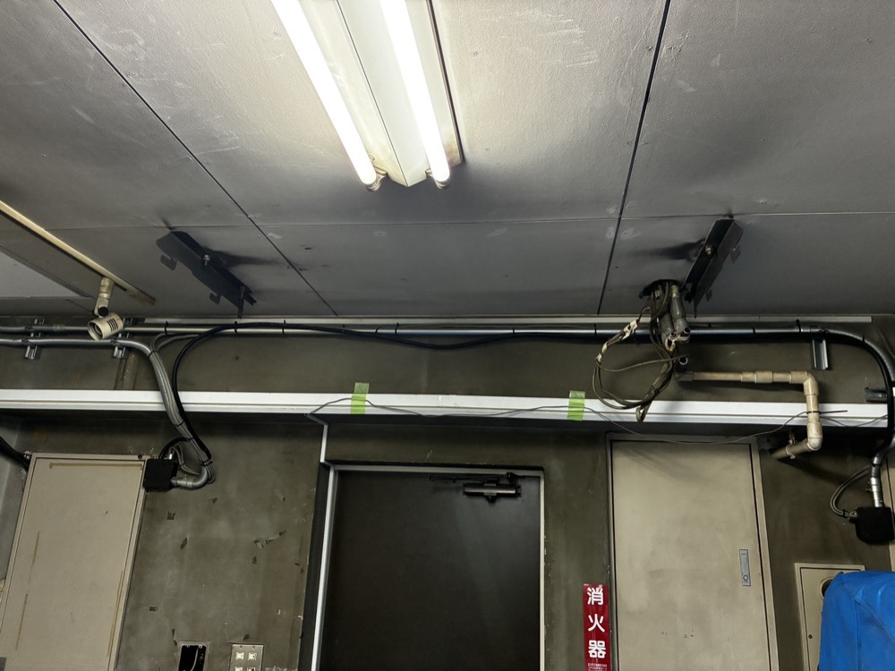 既設天井吊形室内機を撤去した状態