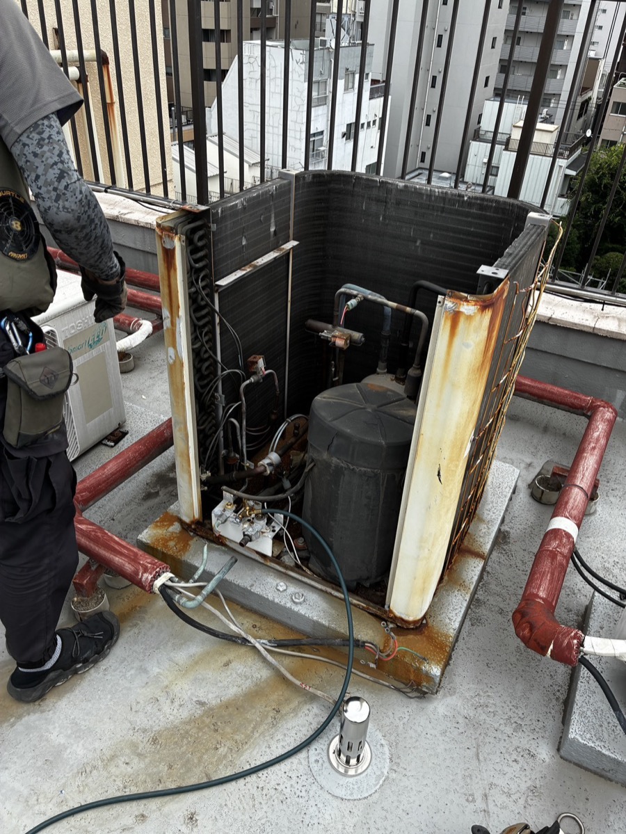 既設大型室外機の現地解体作業