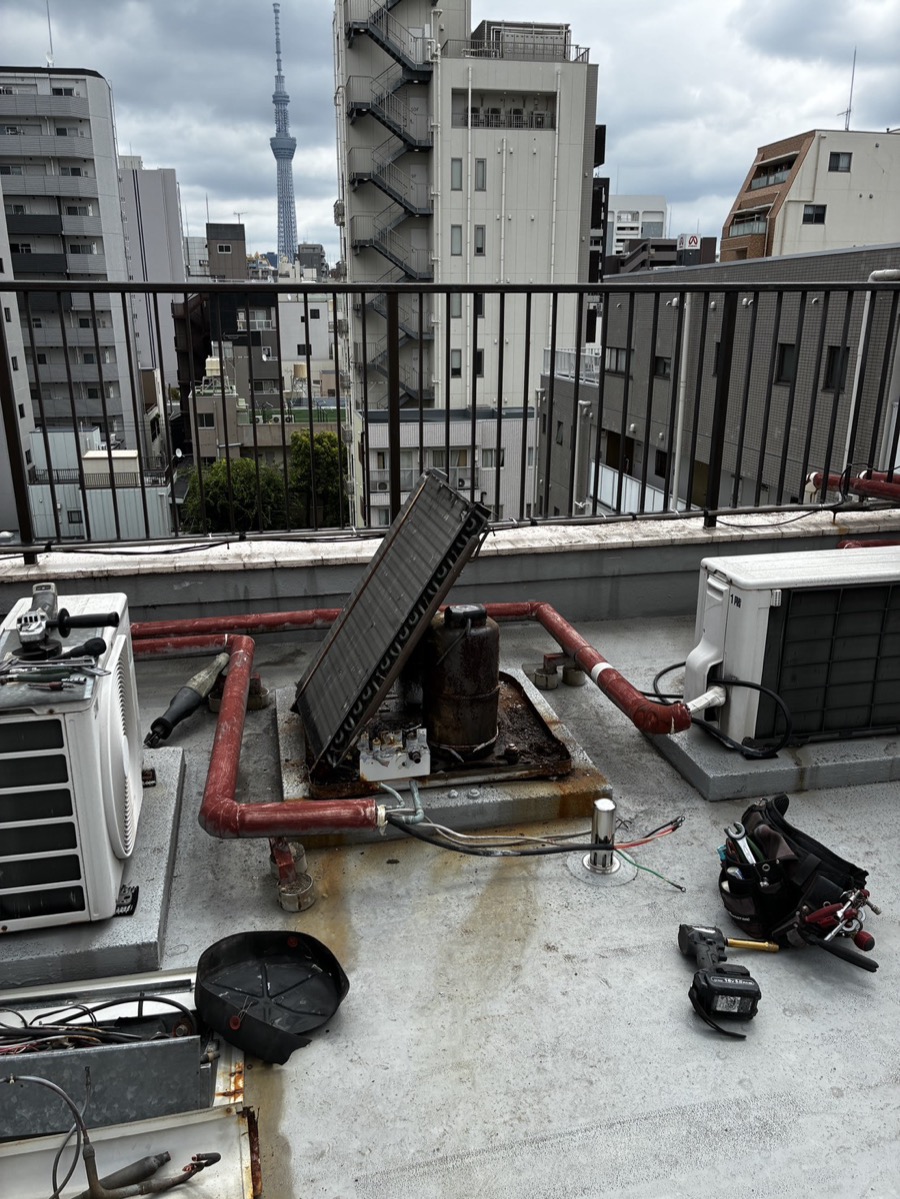 既設大型室外機の分解作業