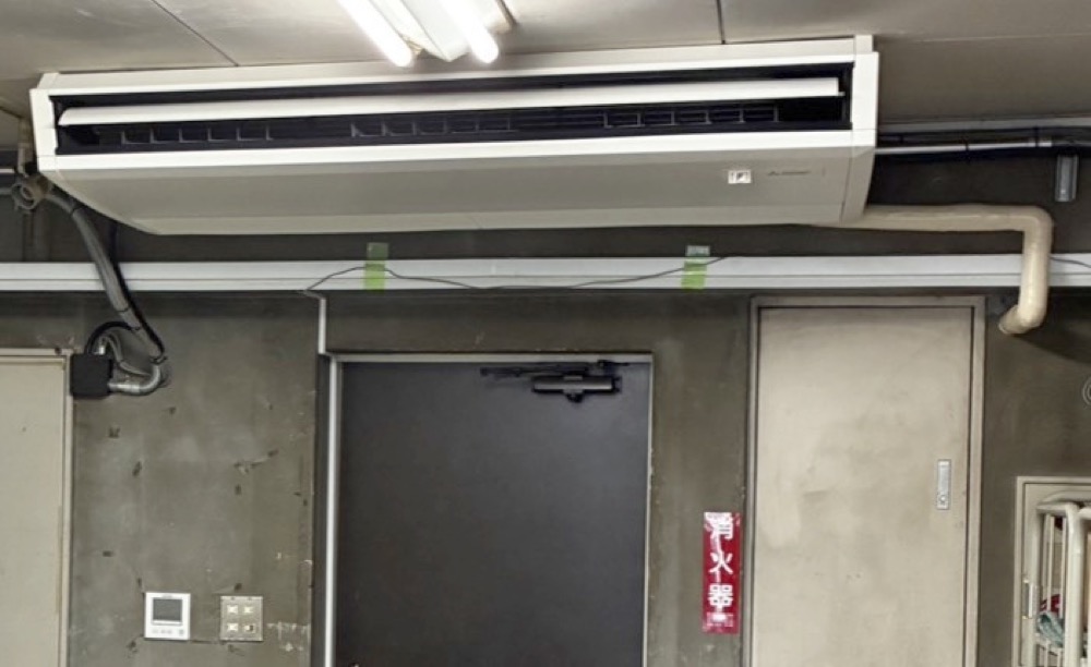 新設した三菱電機製天井吊形業務用エアコン室内機