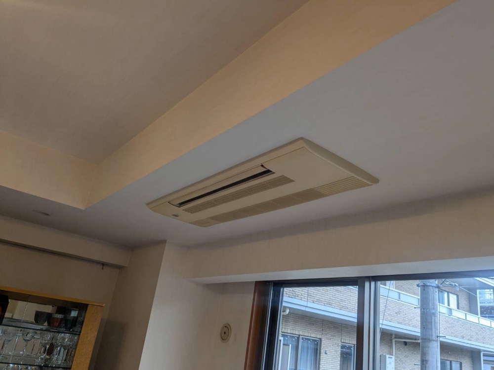交換前の三菱電機製天井埋込カセット形シングルフロー室内機