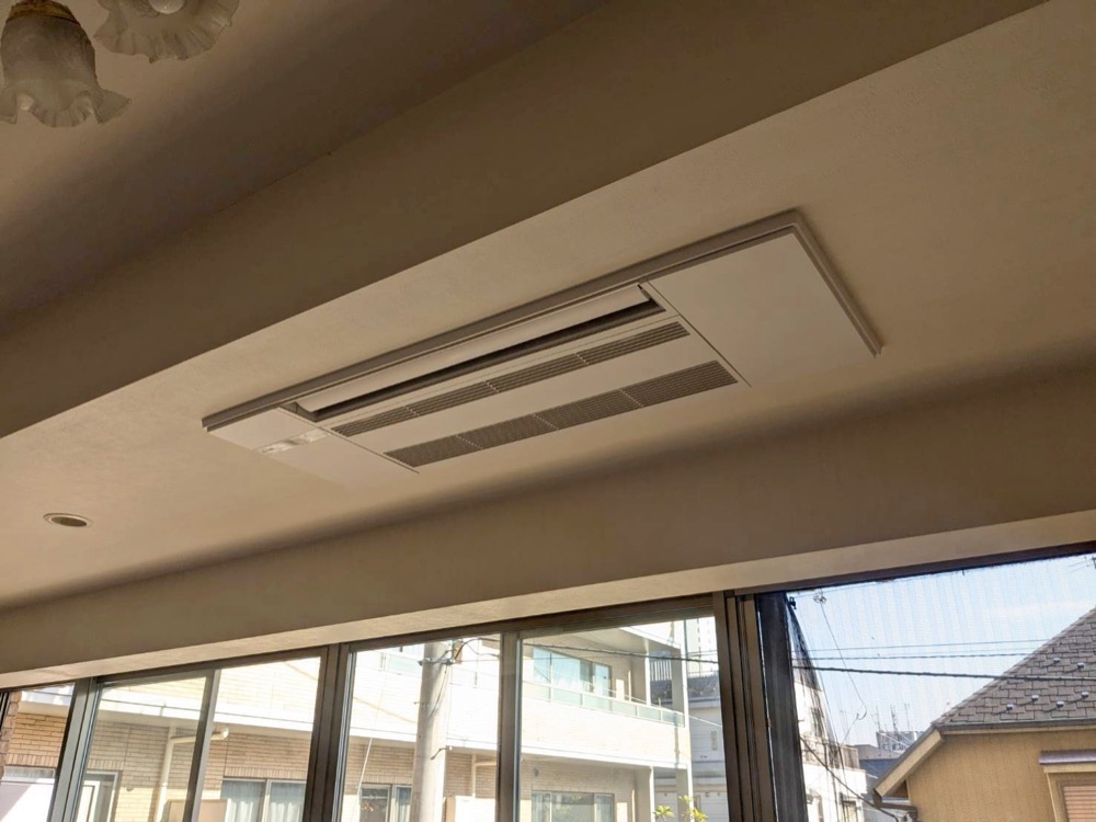 化粧パネル取付後の三菱電機製天井埋込カセット形シングルフロー室内機