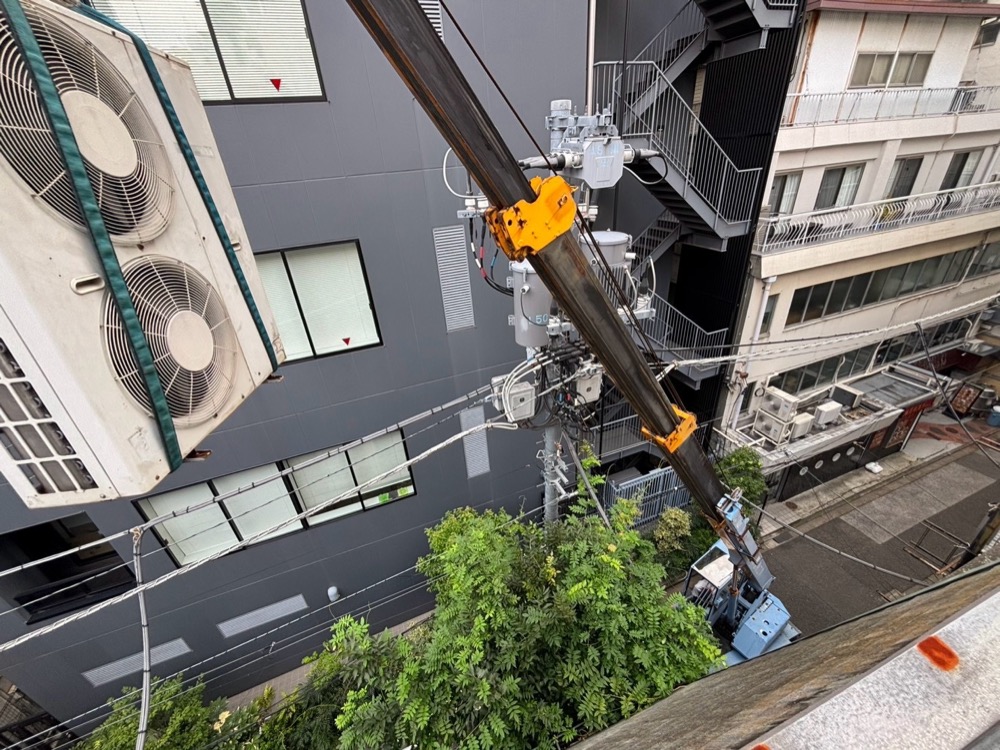 クレーンによる既設業務用エアコン室外機の搬出作業