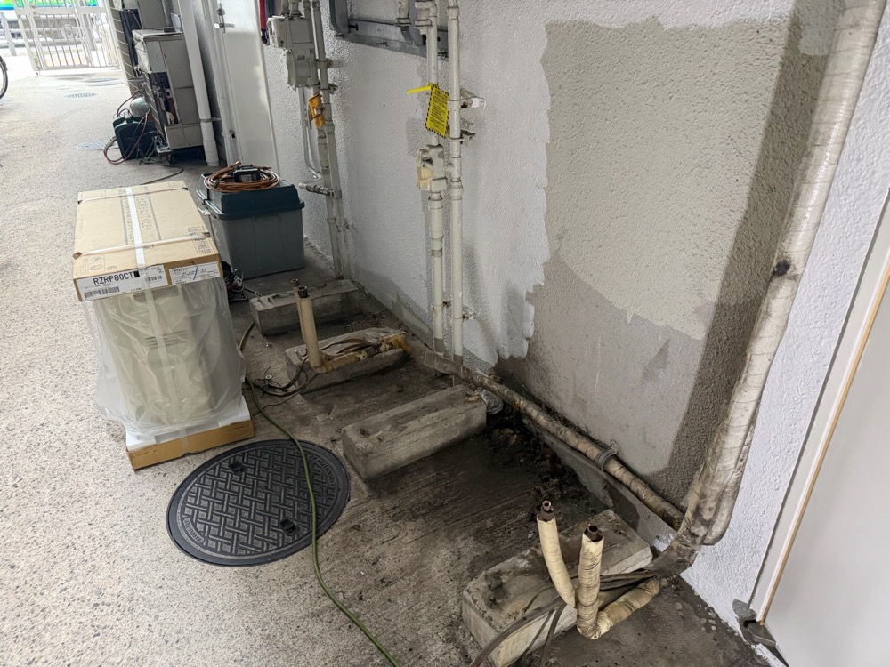 既存業務用エアコン室外機2台の撤去後