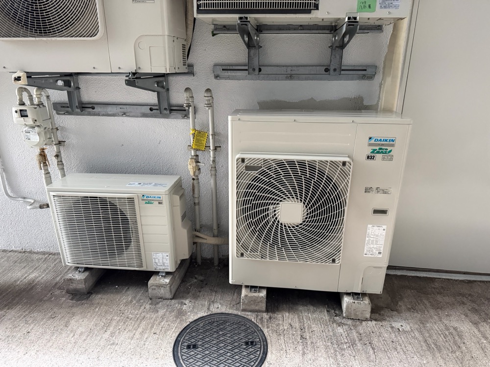 施工後のダイキン製EcoZEAS業務用エアコン室外機