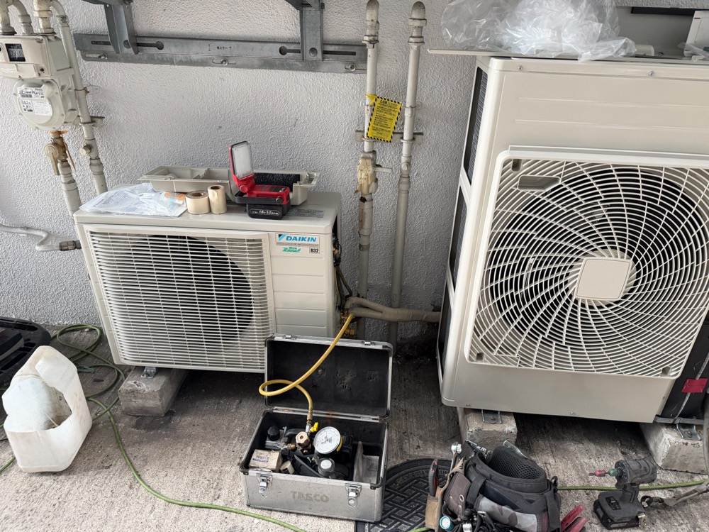 業務用エアコン配管接続後の真空引き作業