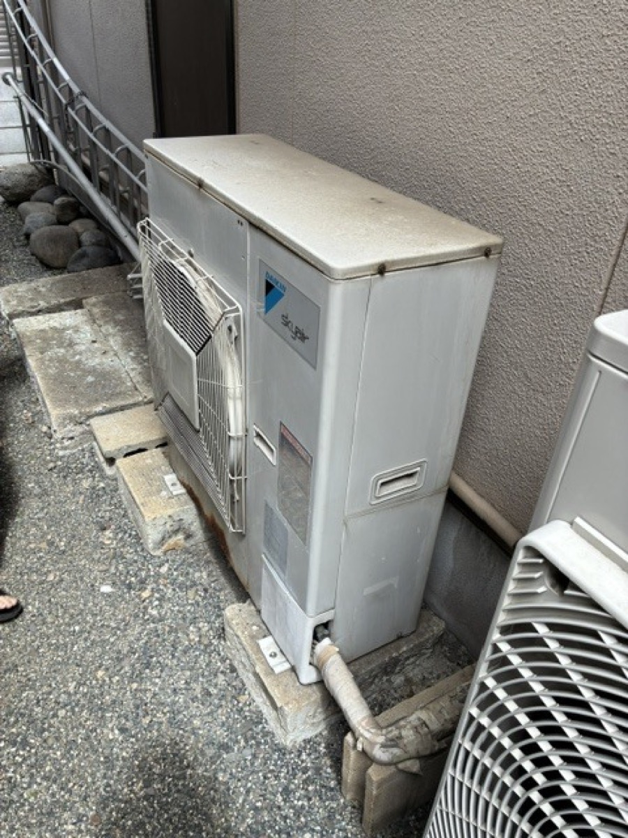 建物裏手の狭小通路に設置された既設室外機
