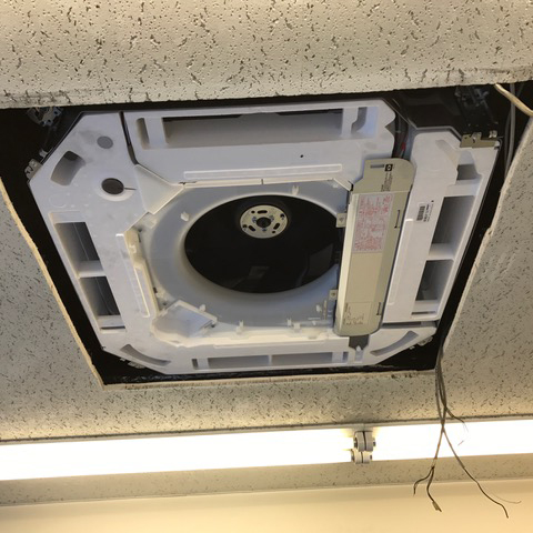 目黒区の専門学校ビルにて天井埋込形エアコン４方向の入替え－その１【業務用エアコン】