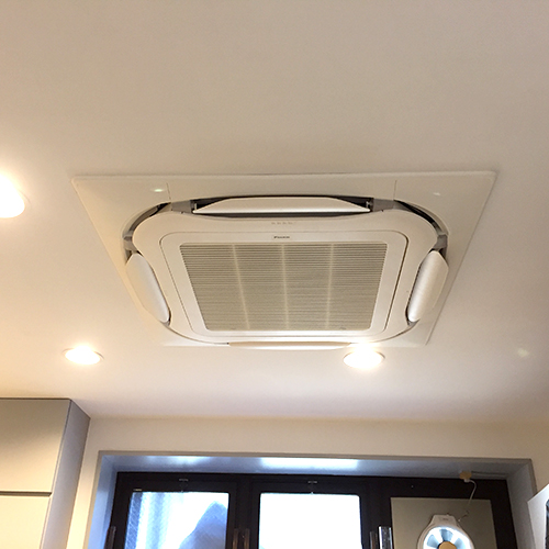 港区・テナントビルにて天井埋込形４方向エアコンの入替え【業務用エアコン】