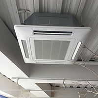 東京都渋谷区の店舗ビルにて天カセ4方向の入替え【業務用エアコン】