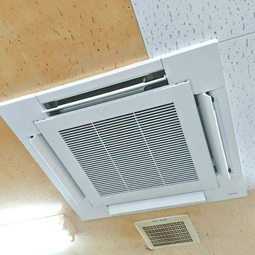 東京都中野区の事務所にて天井埋込形4方向エアコンの入替え工事【業務用エアコン】