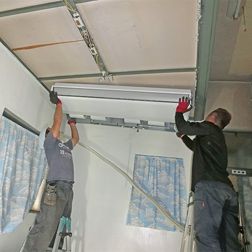 東京都大田区のテナント事務所にて天井吊形1方向エアコンの入替え工事【業務用エアコン】