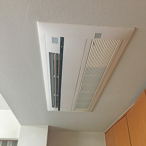 東京都杉並区の住居ビルにて天井カセット形シングルフローの入替え工事【ハウジングエアコン】
