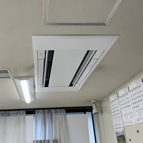 東京都渋谷区のオフィスにてダイキン製天井カセット2方向エアコンの入替え工事【業務用エアコン】