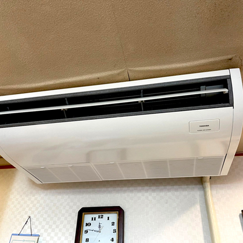 神奈川県横浜市の飲食店にて東芝製天吊1方向エアコン入替え工事【業務用エアコン】