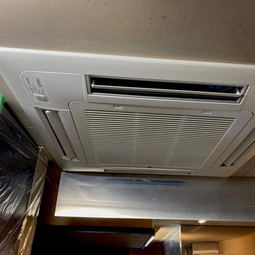 東京都世田谷区の飲食店にてダイキン製天井カセット形4方向エアコン入替え工事【業務用エアコン】