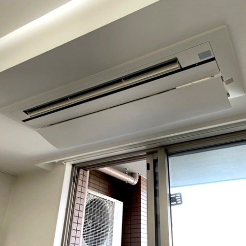 東京都新宿区のマンションにて天井カセット形シングルフローエアコンの入替え工事【ハウジングエアコン】