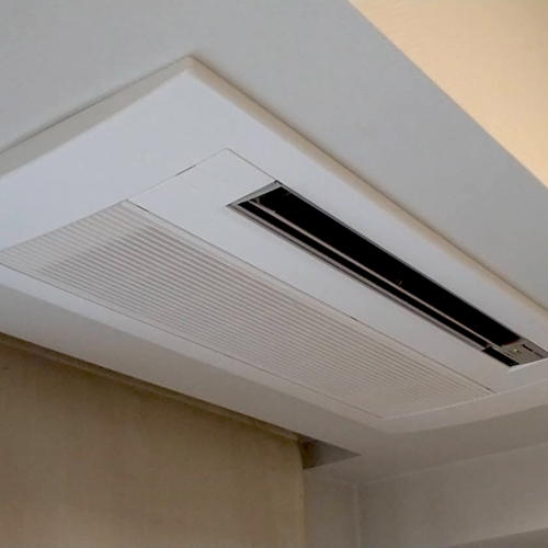 東京都港区のマンションにて天井カセット形シングルフローエアコンの入替え工事【ハウジングエアコン】