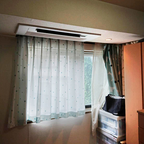 東京都新宿区のマンションにて天井カセット形シングルフロー2台マルチの入替え工事【ハウジングエアコン】