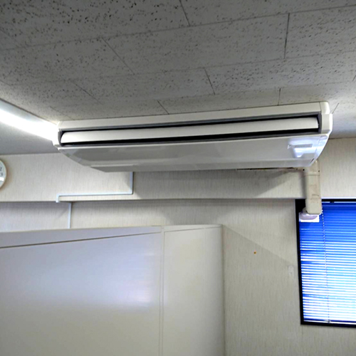東京都新宿区のオフィスビルにてダイキン製天吊り1方向エアコンの入替え工事【業務用エアコン】
