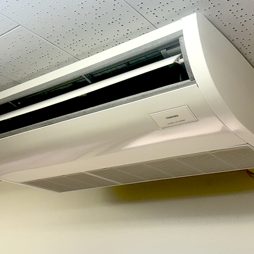東京都目黒区の音楽教室にて東芝製天井吊り形1方向の入替え工事【業務用エアコン】