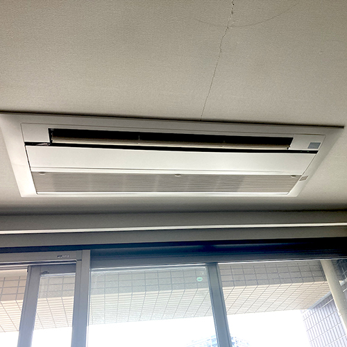 東京都江東区のマンションにてダイキン製天井カセット形シングルフロータイプの入替え工事【ハウジングエアコン】