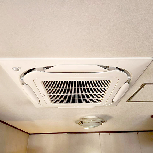 東京都世田谷区のビルにてダイキン製天井カセット形ラウンドフロータイプの入替え工事【業務用エアコン】