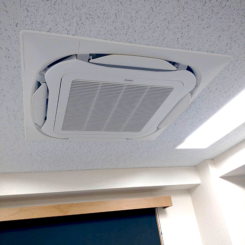 東京都台東区の会社事務所にてダイキン製天井カセット形ラウンドフロータイプの入替え工事【業務用エアコン】