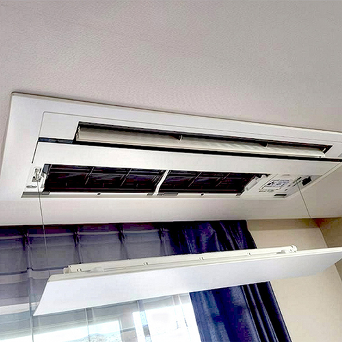 東京都世田谷区のマンションにてダイキン製天井カセット形シングルフロータイプの入替え工事【ハウジングエアコン】